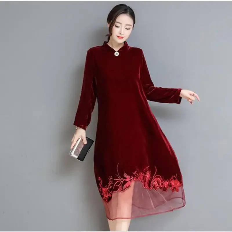 Женское бархатное платье свободное золотистое с длинным рукавом и вышивкой