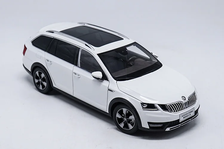Белый 1/18 Skoda Octavia Combi Wagon литая под давлением металлическая модель автомобиля игрушка для мальчика подарок на день рождения оригинальная коробка - Цвет: Белый