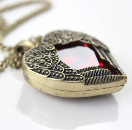 Толстовка с капюшоном надписью Angel и принтом крылышки кулон красного цвета