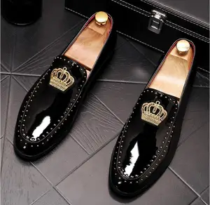Новое поступление мужские очаровательные блестящие Вышитые короны на плоской подошве классические мужские свадебные туфли для встречи выпускников вечерние туфли для жениха