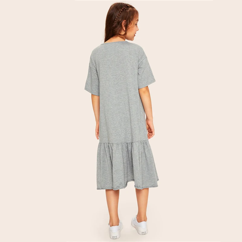SHEIN/Детская Повседневная футболка для девочек с буквенным принтом и рюшами на подоле; платье для детей; коллекция года; Летние Детские платья средней длины с короткими рукавами и оборками
