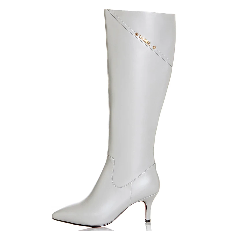 Женские сапоги до колена с металлическим украшением и острым носком на тонком