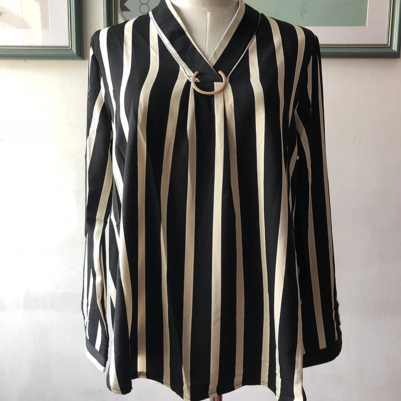 Рубашка женская в полоску с длинным рукавом треугольным вырезом на весну и