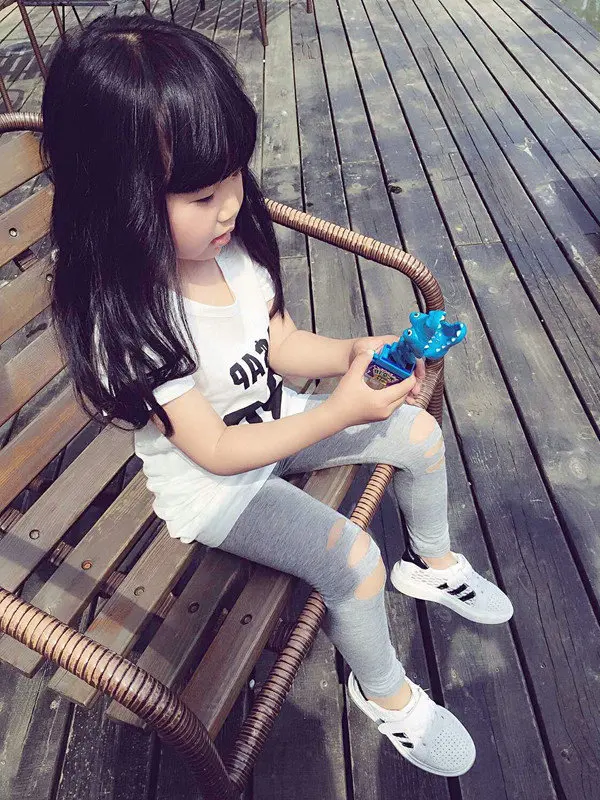 Модные штаны для девочек однотонные рваные леггинсы с дырками маленьких детские