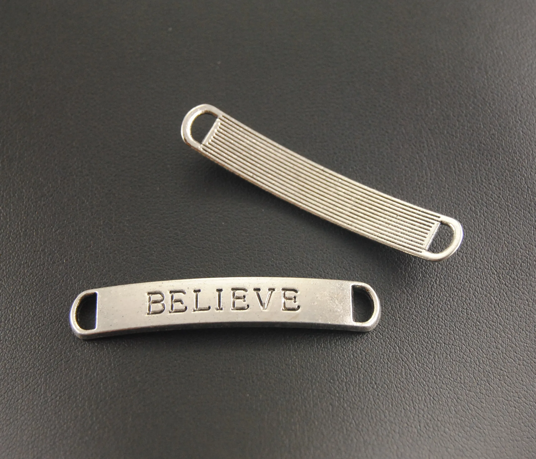 Подвески верить в виде букв серебристого цвета для изготовления ювелирных