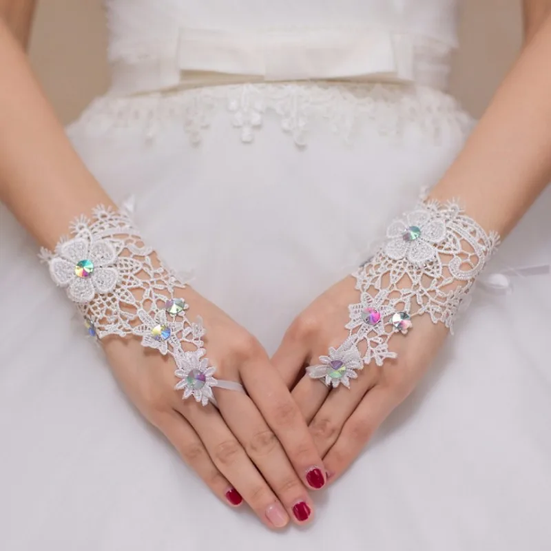 

Romantic Short Wedding Gloves Women Fingerless White Wrist Length Bridal Party Wedding Accessories