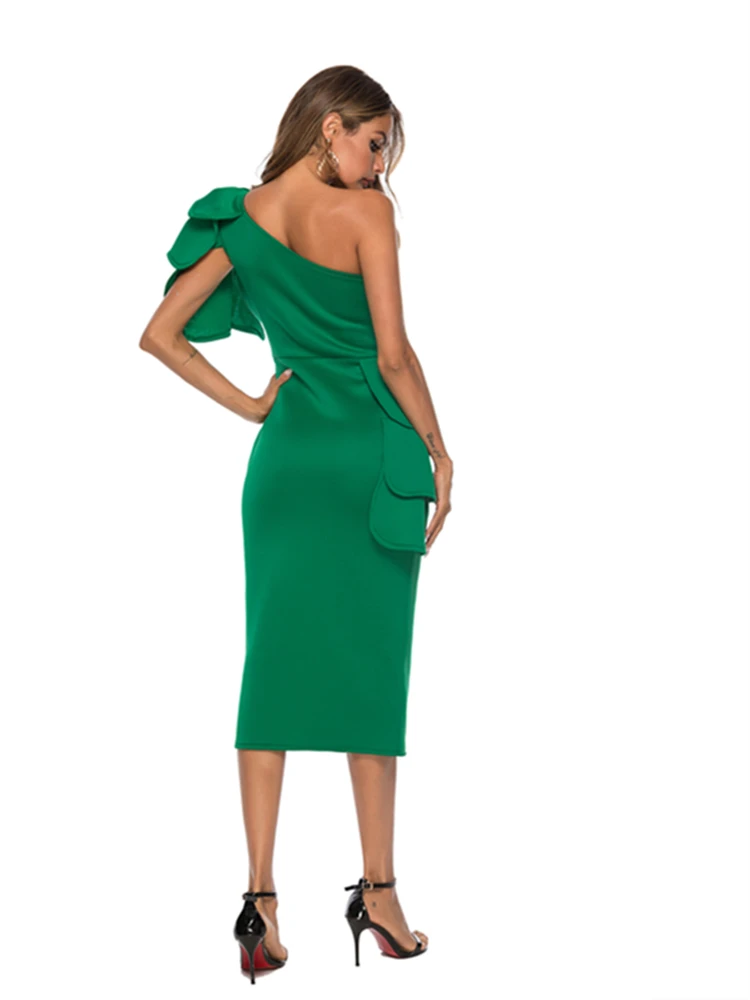 Женское платье на одно плечо с открытой спиной зеленое рюшами миди сексуальные