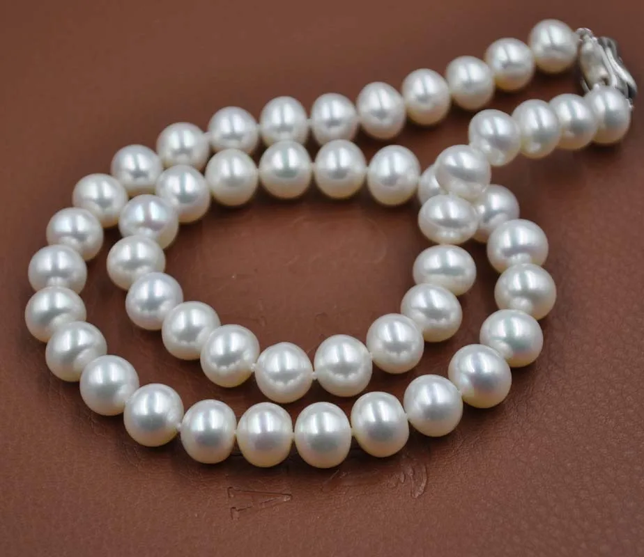 

fine luster 9-10mm white pearl necklace 17"