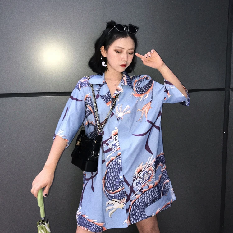 Летние свободные негабаритных отложной воротник мультфильм дракон печати блузка для женщин Мода Femme уличная японская рубашка kz025