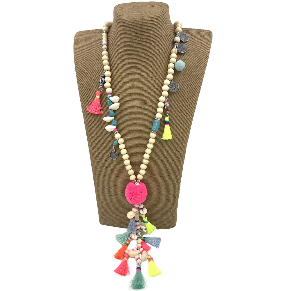 Ожерелье с разноцветными помпонами бусинами и кисточками богемное длинное