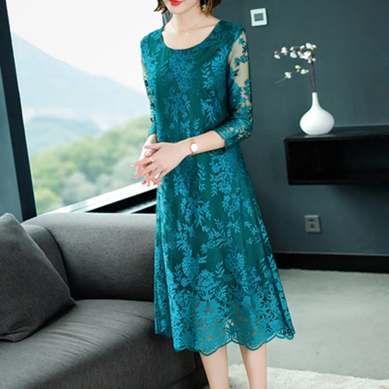 Женское платье длинное облегающее большого размера с круглым вырезом и вышивкой