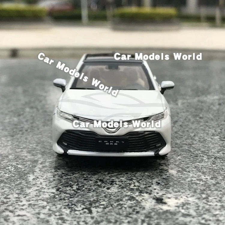Литая модель автомобиля для всех новых Camry 1:43(белый)+ маленький подарок