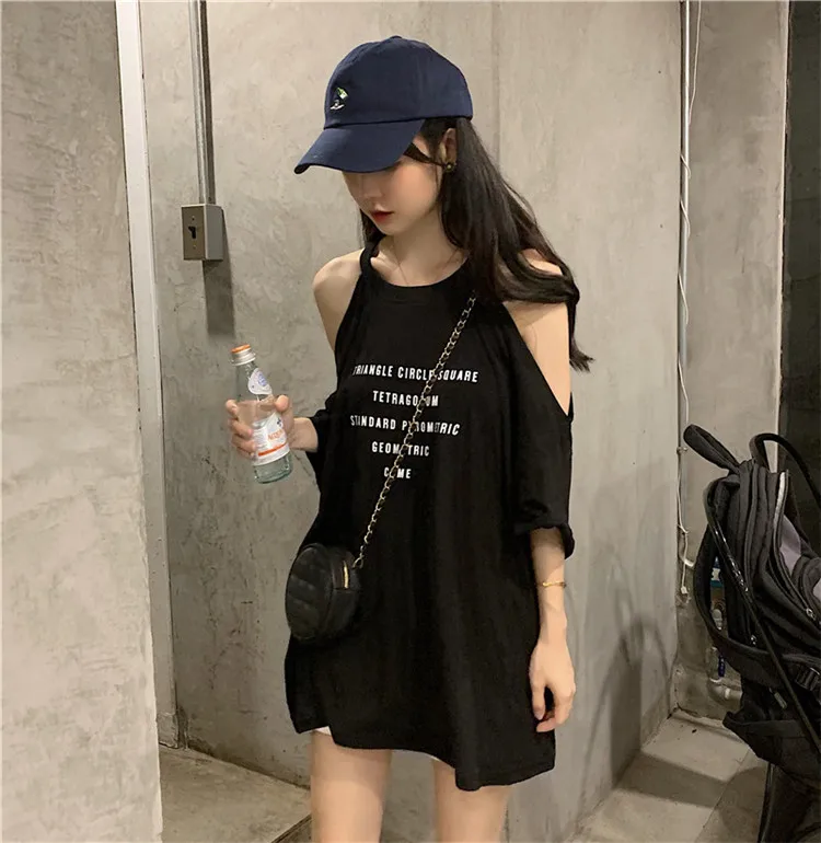 Модная свободная тонкая футболка с коротким рукавом и принтом открытыми плечами