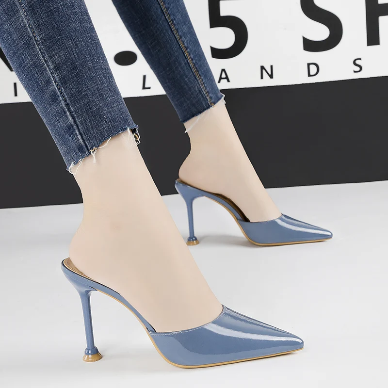 Роскошные женские босоножки с острым носком на необычном высоком каблуке