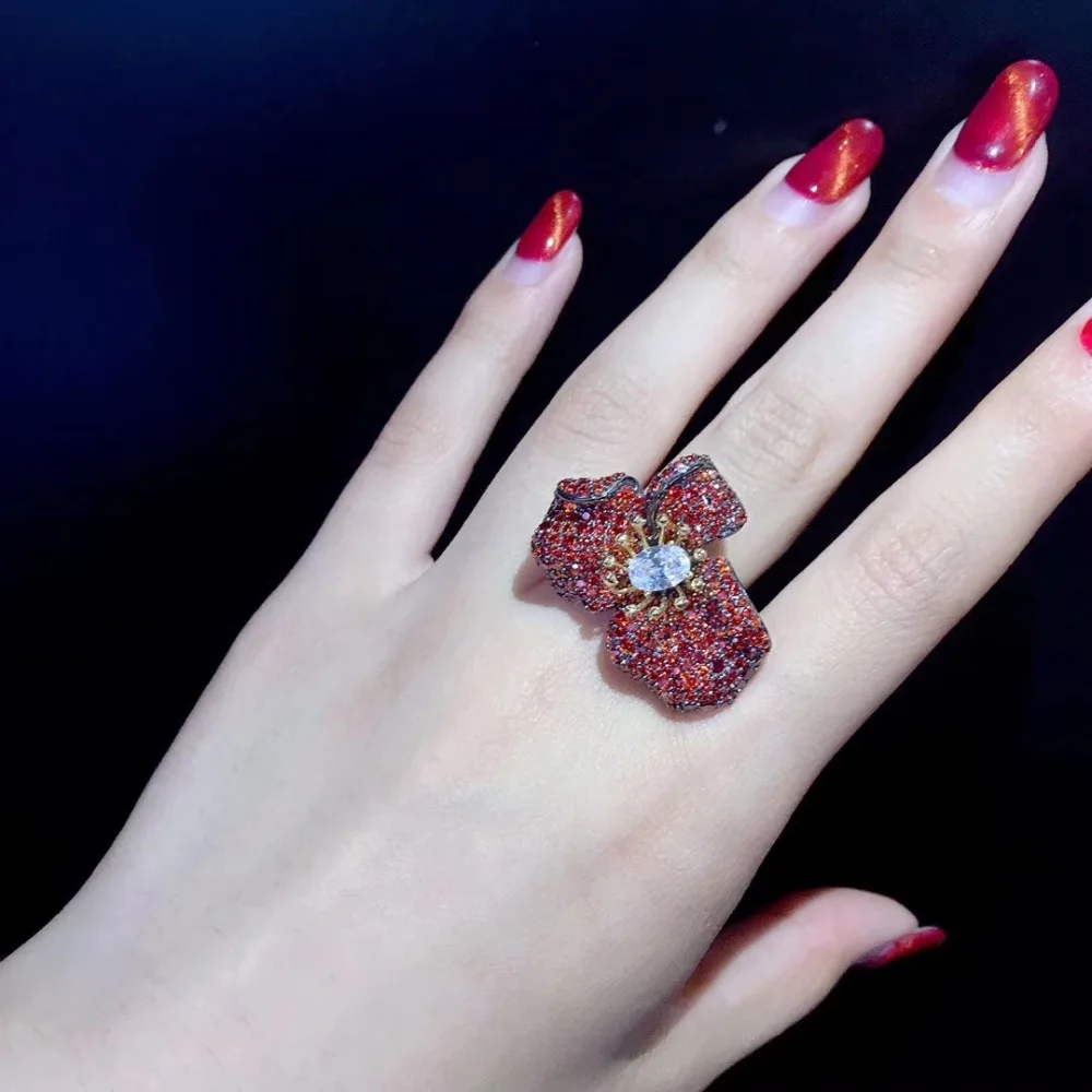 Коктейльное кольцо с кубическим цирконием регулируемое из циркона красного
