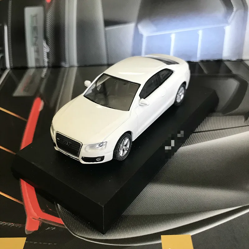 Специальный литой металл 1/64 больше немецких моделей автомобилей A3 A4 A5 A8 R8 S6 A6 Tt домашний дисплей коллекционные игрушки для детей - Цвет: A5 White