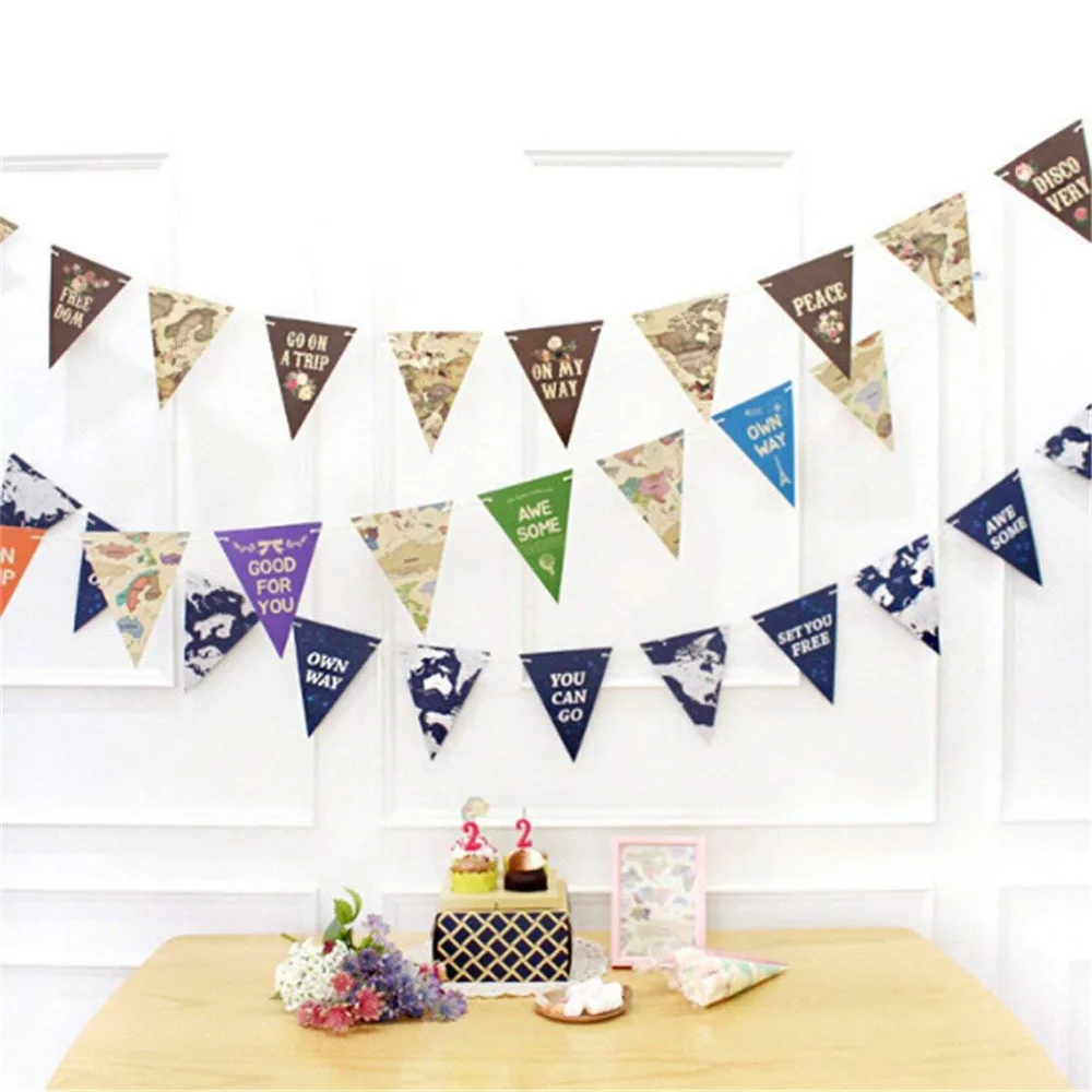 Винтажная тематика путешествий с изображением карты мира|Флажки вымпелы и