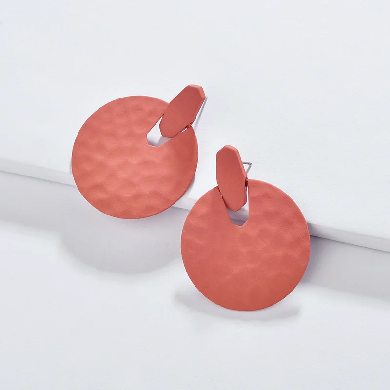 Модные женские серьги с матовым лаковым покрытием большие в виде кованого диска |