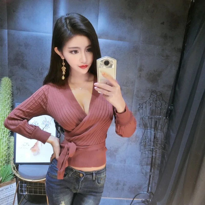 Женский свитер с v образным вырезом черный красный вязаный укороченный длинным