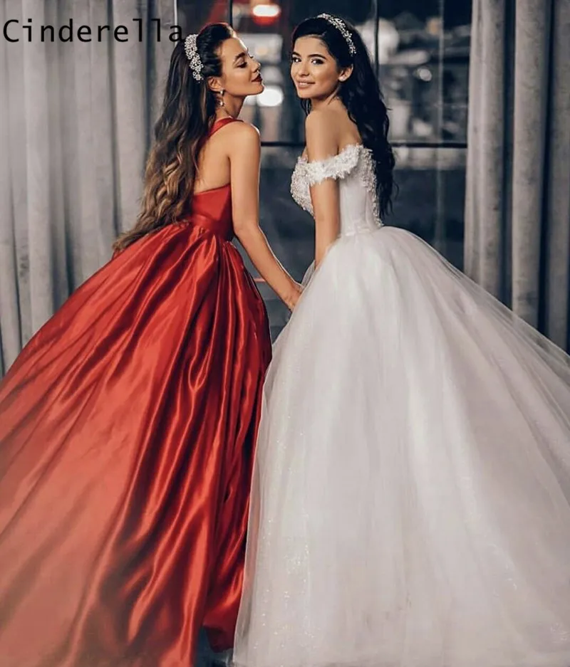 Платье Золушки с открытыми плечами на пуговицах кружевной аппликацией