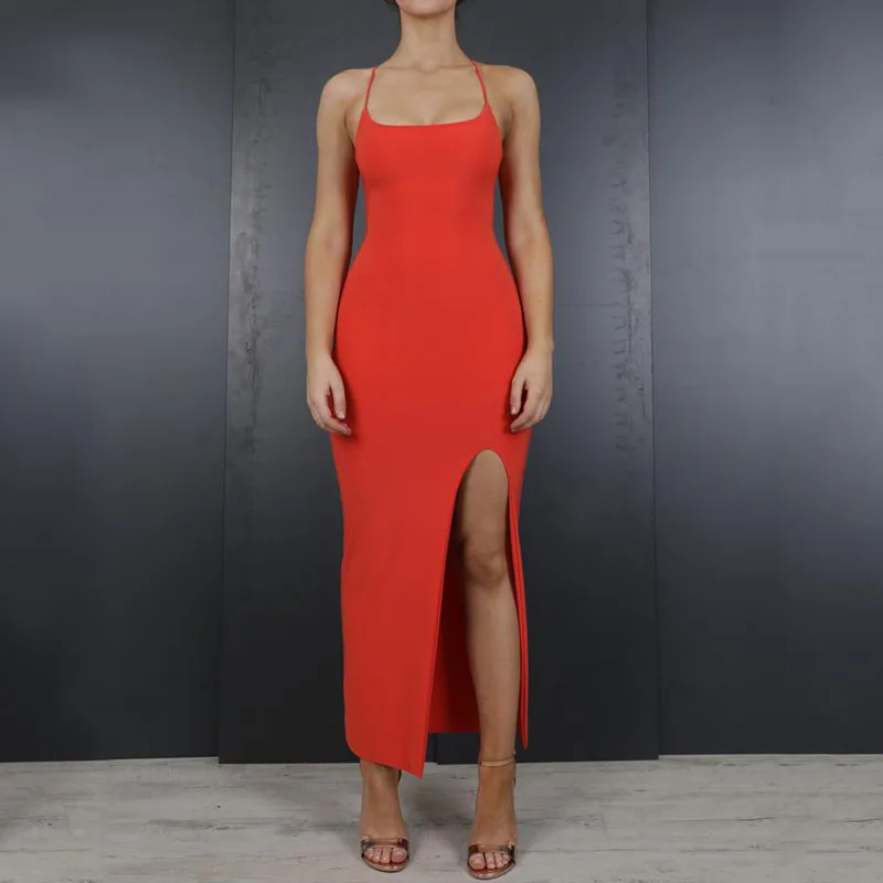 Модное женское платье с открытой спиной и высоким разрезом на тонких бретельках