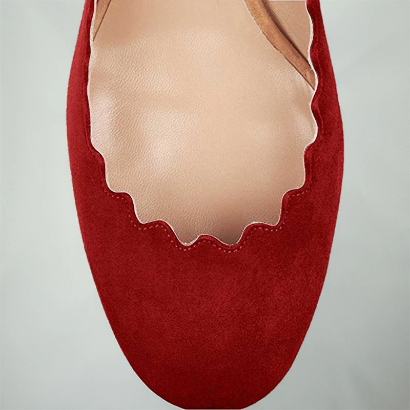 Классические летние туфли из флока темно-красного цвета с украшением в виде волн