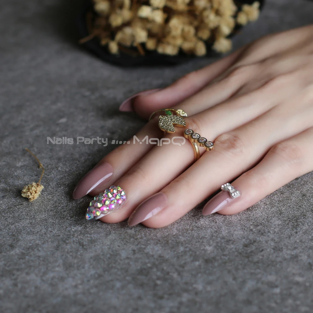 Искусственные ногти с коричневым кристаллом бантом цветком нюдовым миндалем