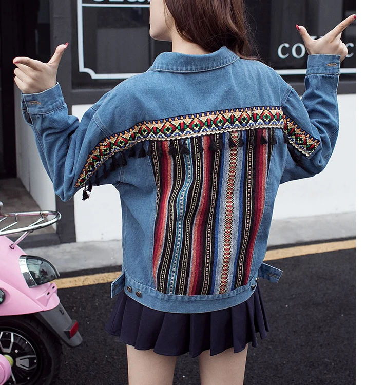 Женская джинсовая куртка с вышивкой в этническом стиле кисточками и полосками