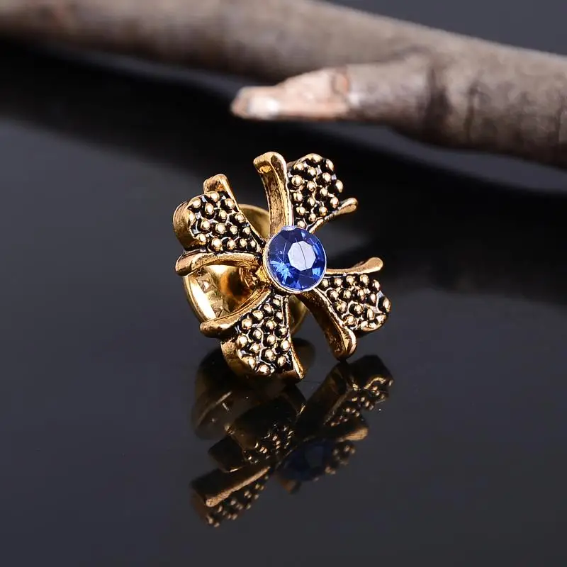 Новый стиль с украшением в виде кристаллов узором из четырехлистного клевера