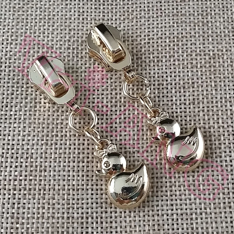 20 шт./лот золотые слайдеры на молнии 5 # с очаровательной молнией в форме утки для