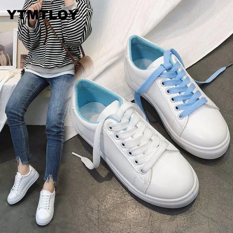 Кроссовки женские из экокожи однотонные на шнуровке повседневная обувь с кошкой