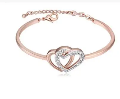 Женский браслет с подвеской в виде сердца золотистого цвета кристаллами