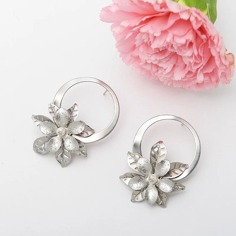 Дикий и СВОБОДНЫЙ Модный золотой цветочный кулон серьги гвоздики Заявление Круг