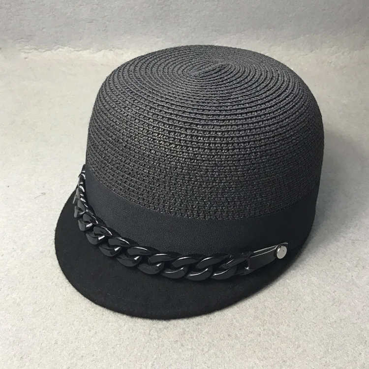 Летняя одежда соединяющая вместе короткая соломенная шляпа с цепочкой для