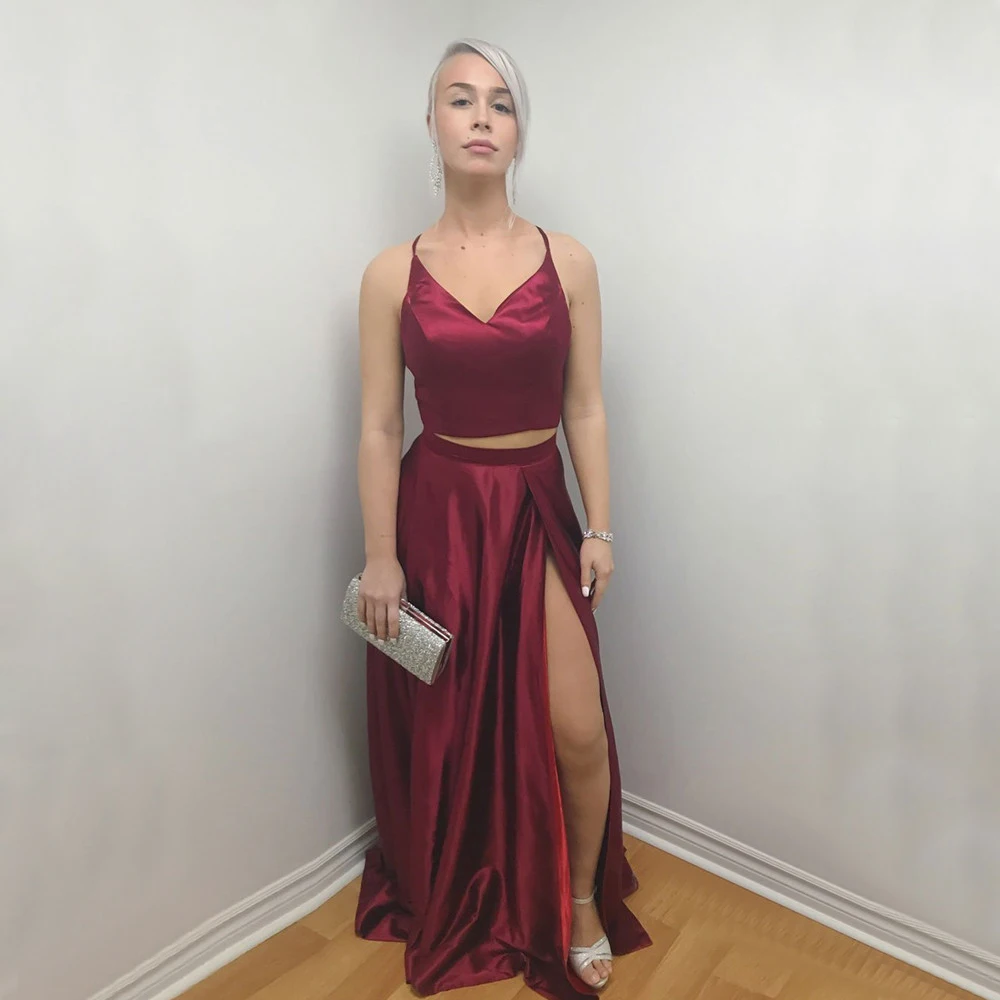 Женское платье подружки невесты бордовое атласное длинное на бретельках с