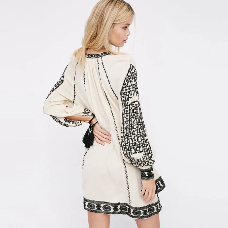 Женское платье с вышивкой в виде магнолии глубоким вырезом и кисточками длинным