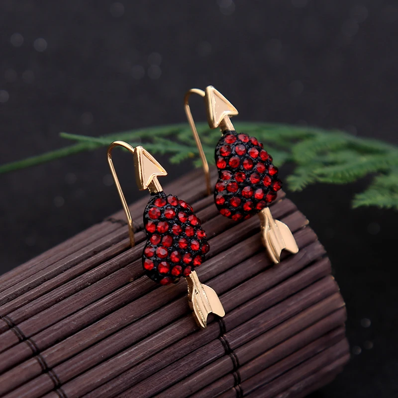 Женские серьги капли с красным кристаллом в форме сердца Золотые стрелы из