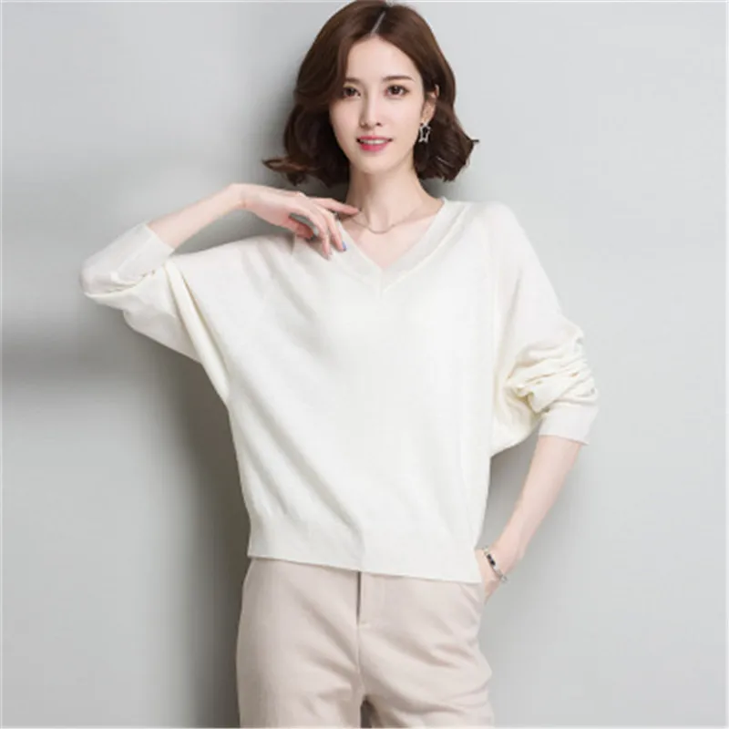 Женский трикотажный пуловер однотонный черный свитер из 100% шерсти с V-образным