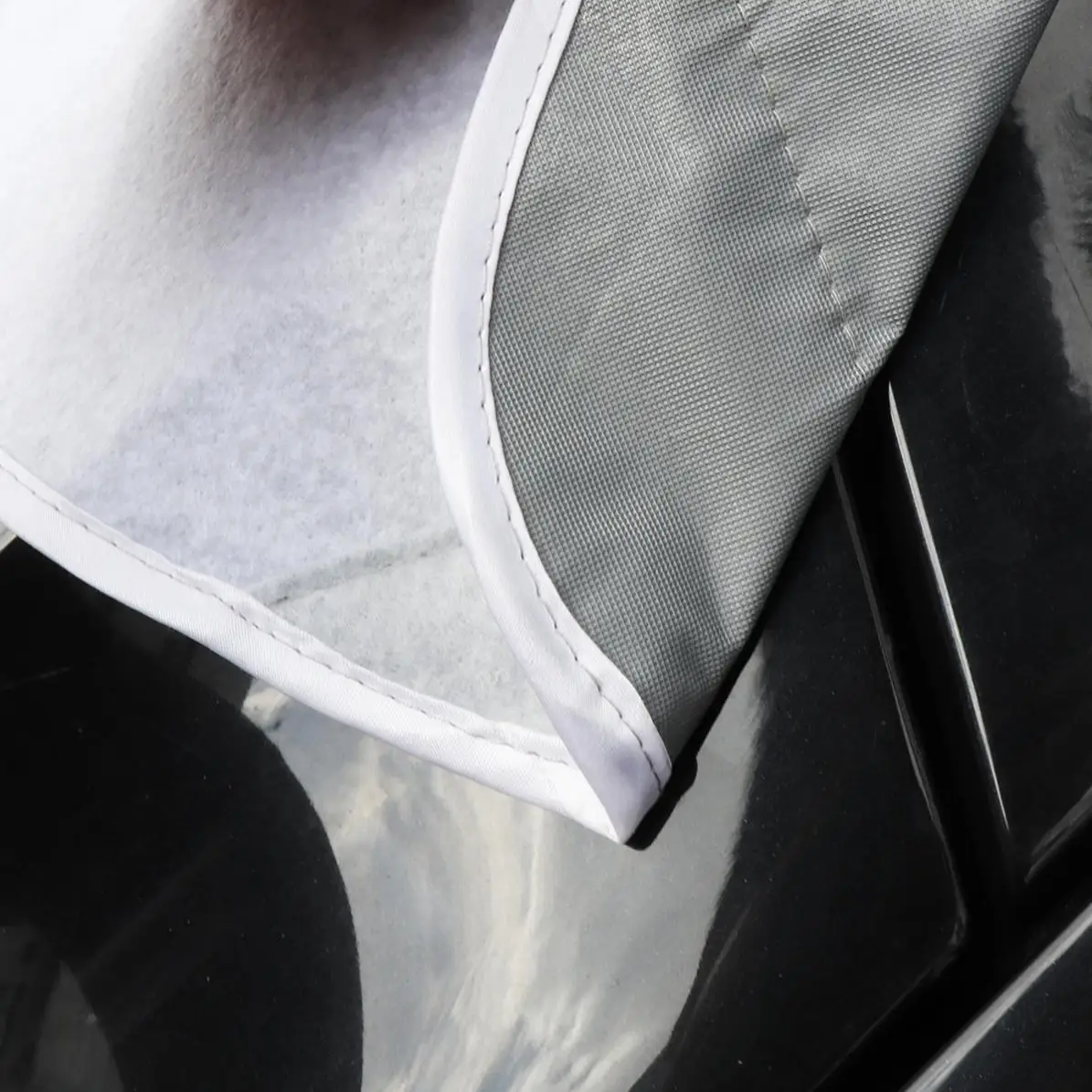 

Universal Thick Front Windshield Peva Cotton Ice / Snow / Frost Protector Car Clothing Cover with Two Bandages + Five Magnets