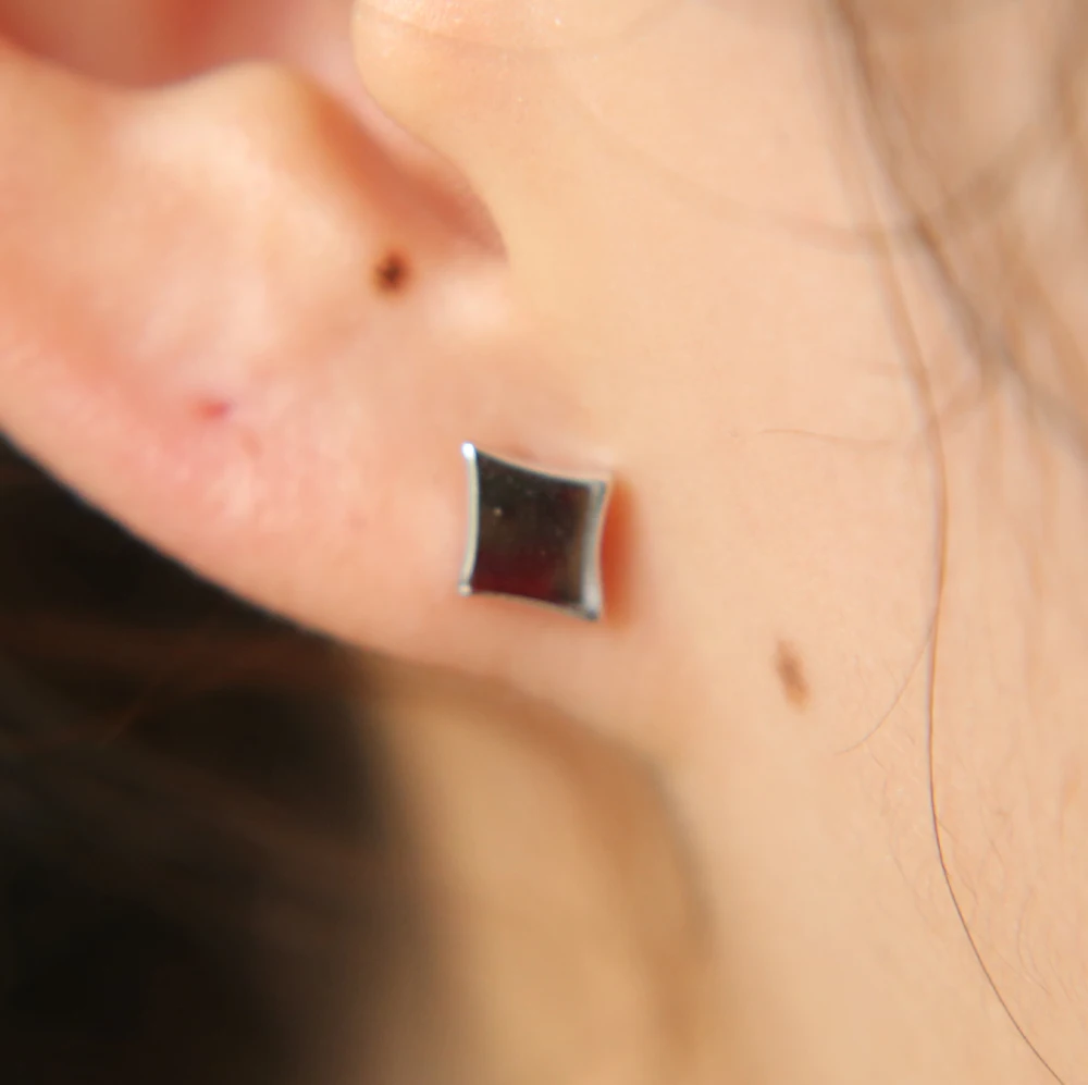 Женские серьги гвоздики в виде ромбов серебро 2017 пробы золотистые/серебристые