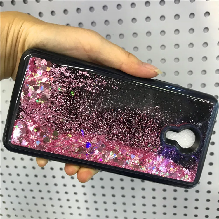 Течет с заячьими ушками жидкий песок блестящими звездочками черные