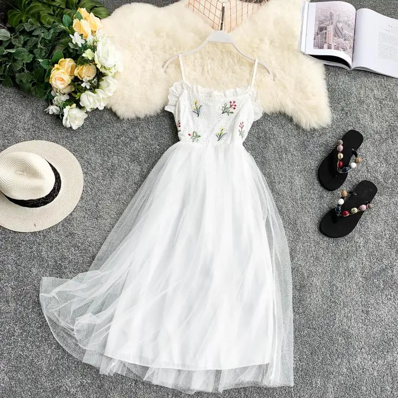 Белый ALPHALMODA летнее женское пляжное платье на бретельках с французскими вышитыми цветами в стиле бохо, милое газовое лоскутное платье - Цвет: Белый