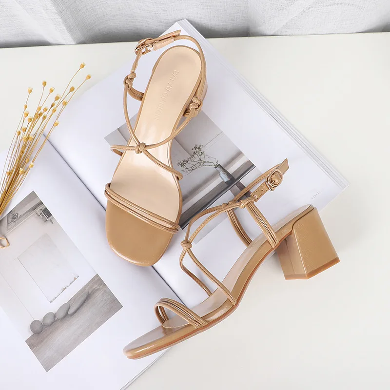 Soulier femme/Босоножки на ремешках с перекрестной шнуровкой; женская обувь на квадратном каблуке с пряжкой; повседневная обувь с высокой пряжкой; универсальная обувь с узкими ремешками