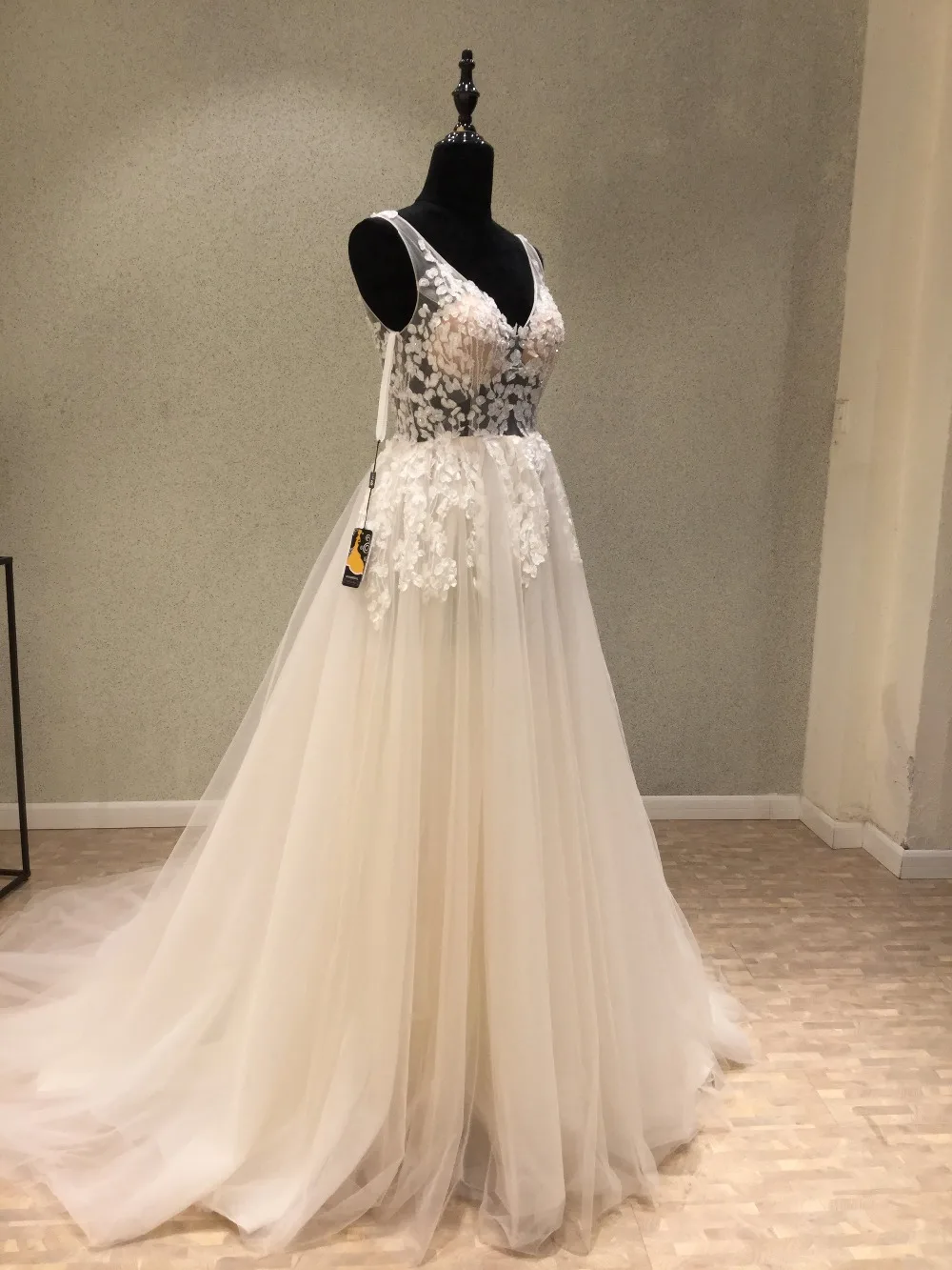 Женское свадебное платье со шлейфом белое с открытой спиной и V-образным вырезом