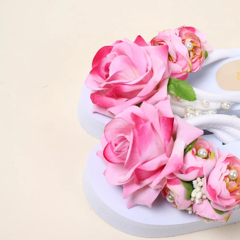 Женские босоножки на танкетке украшенные цветами черного цвета нескользящей