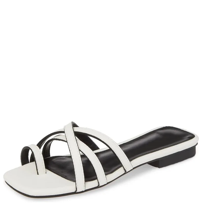 Белые женские шлепанцы на плоской подошве с принтом змеиной кожи узким ремешком и открытым низким носком