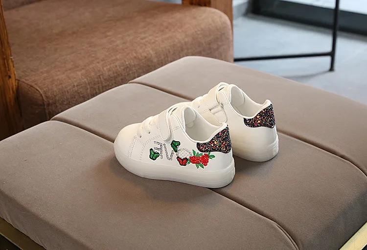 Новое поступление детская led обувь для мальчиков девочек Schoenen дети обувь Enfant светящиеся кроссовки с светильник подошва
