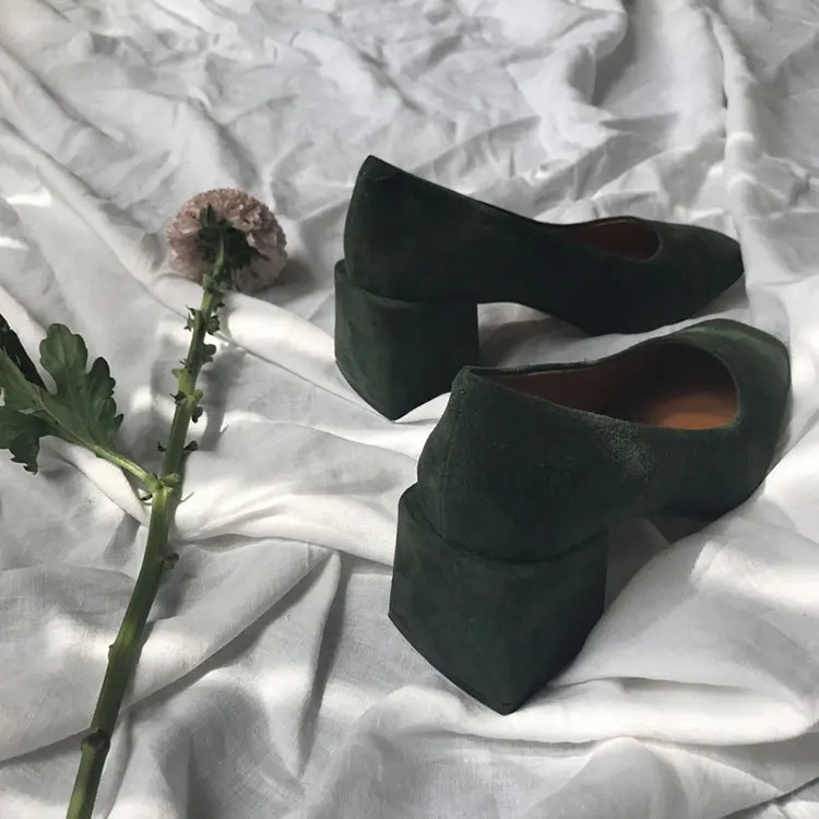 Винтажные женские модельные туфли-лодочки армейского зеленого цвета; вечерние туфли на высоком квадратном каблуке без застежки; черные замшевые женские туфли на День Святого Валентина; деловая обувь
