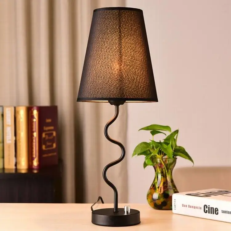 Деревянная настольная лампа с абажуром из ткани деревянные прикроватные