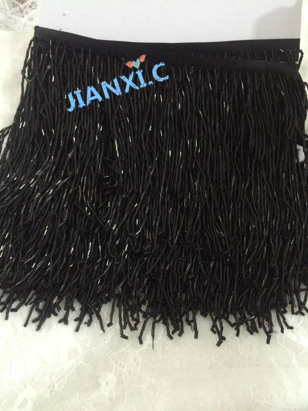 Бисерная нашивка ленточной бахромой с кистями и кружевом длиной 15 см черного цвета для декора одежды.